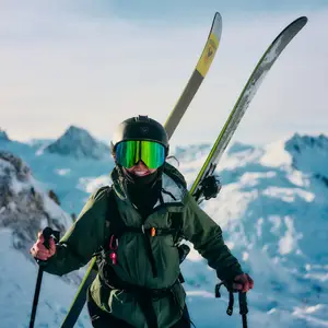 阿尔卑斯蒂涅雪山与滑雪度假村全景