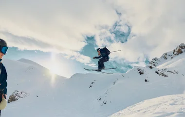 蒂涅高海拔冰川雪场与粉雪滑道