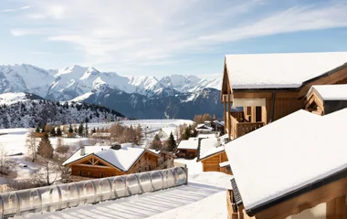 Resort Club Med com vista para montanhas nevadas nos Alpes