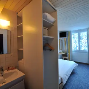 Junior Room - Single, shared Bathroom