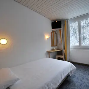 Junior Room - Single, shared Bathroom