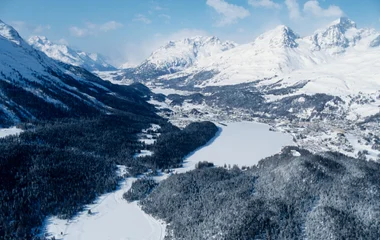 Vista panorâmica de Saint-Moritz com lagos congelados e montanhas