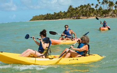 Família fazendo caiaque em um dos resorts Premium All Inclusive Club Med