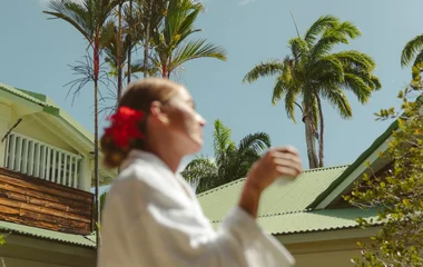 Mujer en el spa del resort.