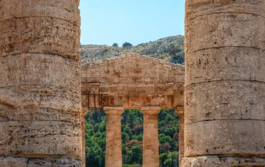 Segeste, temple dorique dominant les collines verdoyantes