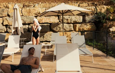 Couple au bord de la piscine à Marbella