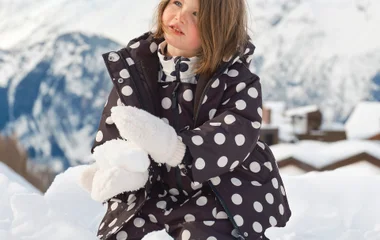 Vista panorâmica de resort familiar nos Alpes Franceses com pistas de esqui ao redor