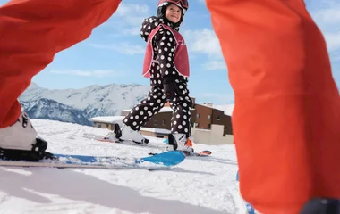 Enfant avec un moniteur de ski