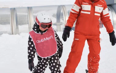 Pistas de esqui em Alpe d'Huez com sol e neve.