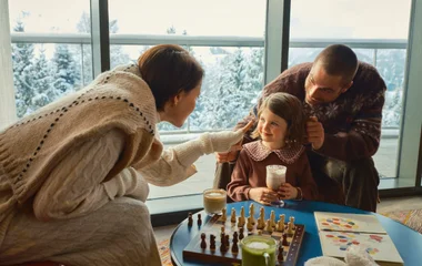 Famille qui joue aux échecs