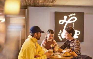 Famille prenant le goûter à l'Alpe d'Huez