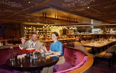 Casal em jantar com fondue.