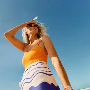 pareja seniors caminando por la playa