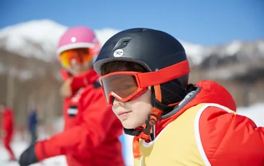 Crianças em aula de esqui do Club Med.