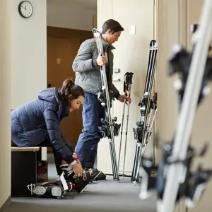 Casal numa sala de equipamentos de esportes de neve