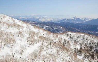Montanhas nevadas.