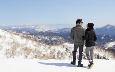 casal no alto da montanha