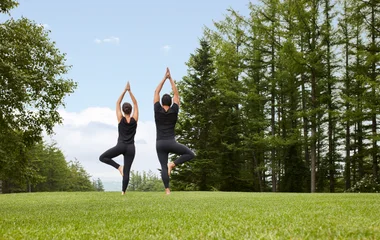 Pareja practicando yoga.