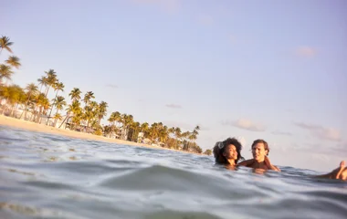 Pareja en el mar.
