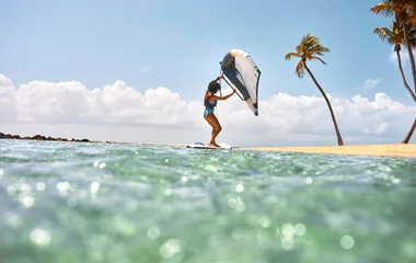 Mujer practicando windsurf.