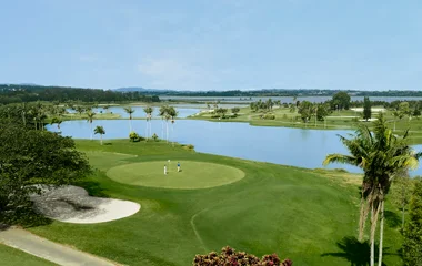 Golf au bord de l'eau