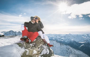 Esquiadores aproveitando as pistas dos Alpes franceses nos 3 Vales.