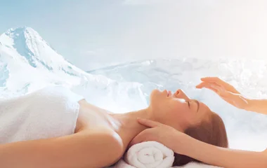 Mujer recibiendo tratamento del spa.