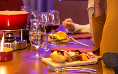 Fondue y copas de vino.