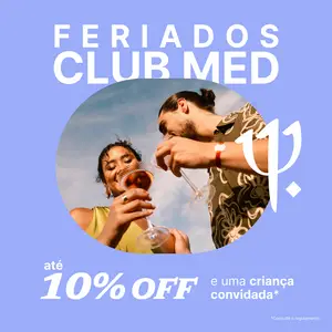 familia sentada em banco olhando para a vista das falasias de trancoso