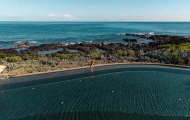 爱必浓海天一色的无边静谧泳池