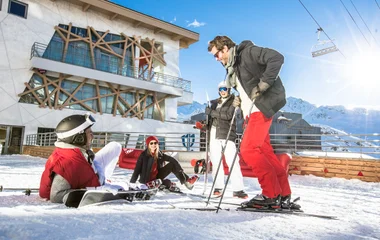 Família esquiando nos 3 Vales nos Alpes franceses.