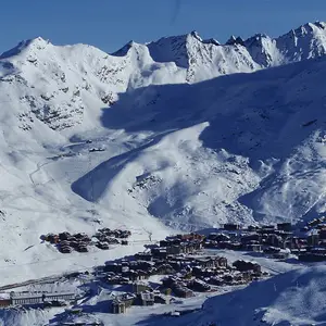 Paisagem dos Alpes em dia de sol.