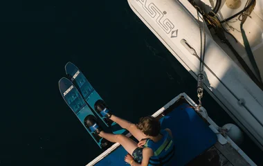Enfant prêt à faire du ski nautique