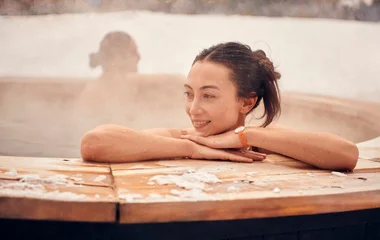 Women in onsen.