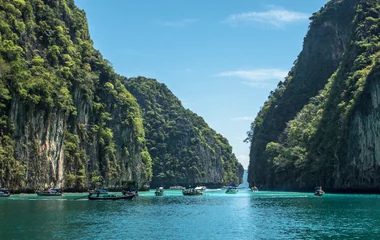 Landscape vie of turquoise waters and mountains.