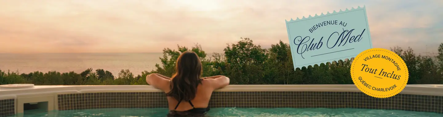 Une femme dans un bain à remous contemplant le coucher de soleil à Charlevoix
