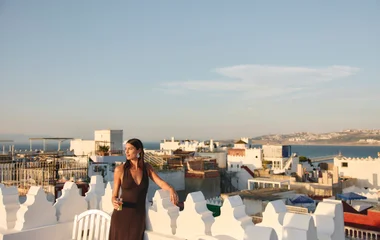 Mujer con vista para Marruecos.