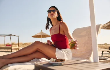 Mujer en la playa.