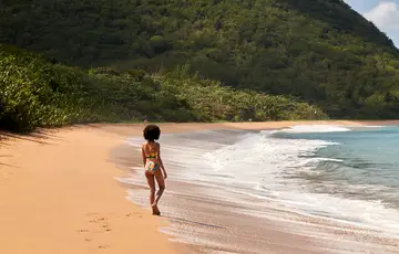 Persona junto a la playa en La Caravelle