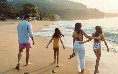 Famille au bord de la plage à Rio Das Pedras