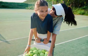 Mère et sa fille en train de jouer au tennis à Kiroro Grand