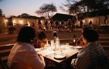 Noche festiva en el resort.