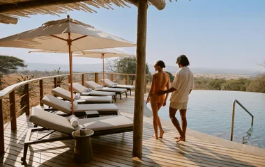 Pareja caminando cerca de la piscina.