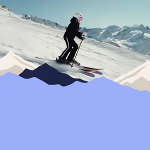 mulher de casaco na neve tomando sorvete de casquinha
