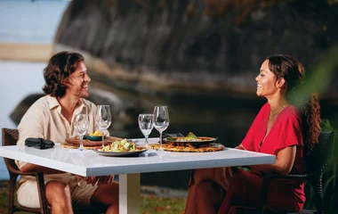 Casal sentado na mesa para almoçar
