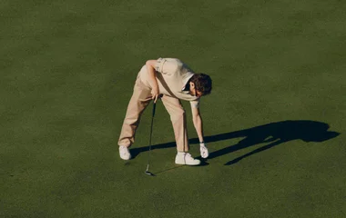 Hombre jugando al golf.
