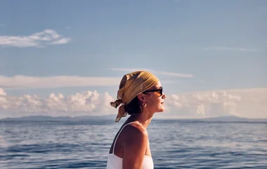 Mujer en la cubierta del barco.