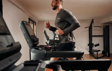 Hombre corriendo en la cinta.