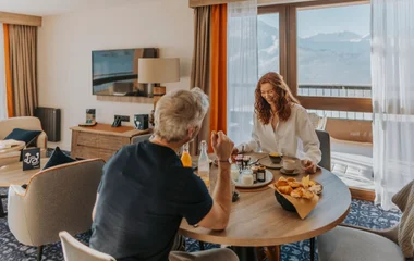 Pareja desayunando en la suite.