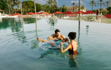 femme balade rue marbella